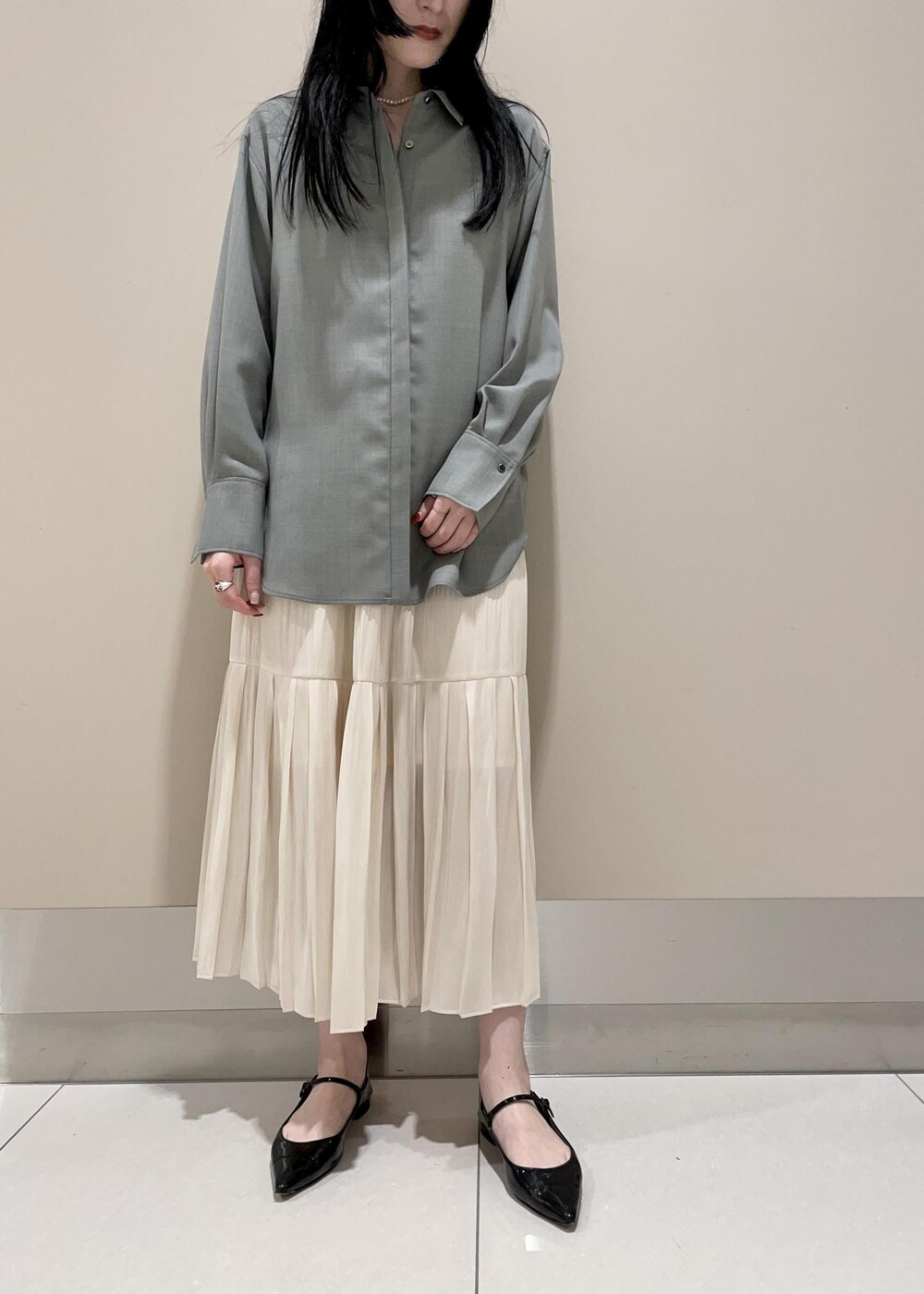 「otonaMUSE、ホワイト、ハンドバッグ、グレー、シャツ、スカート、ロング、プリーツ、ROPÉ、ÉPOR、Y BAG、MONOGRAM BAG、シャツ・ブラウス、23AW秋の新作、通勤」｜「E'PORの【E'POR】Y BAG MONOGRAM （YACHET PATTERN）Mini（ショルダーバッグ、ブラック系）」を使った、mm＊さん（レディース・161cm）の秋コーディネートの4枚目の写真