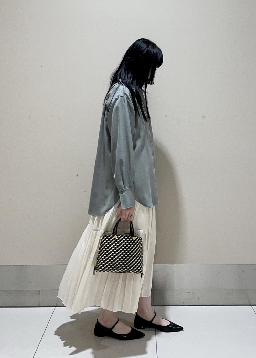 「otonaMUSE、ホワイト、ハンドバッグ、グレー、シャツ、スカート、ロング、プリーツ、ROPÉ、ÉPOR、Y BAG、MONOGRAM BAG、シャツ・ブラウス、23AW秋の新作、通勤」｜「E'PORの【E'POR】Y BAG MONOGRAM （YACHET PATTERN）Mini（ショルダーバッグ、ブラック系）」を使った、mm＊さん（レディース・161cm）の秋コーディネートの2枚目の写真