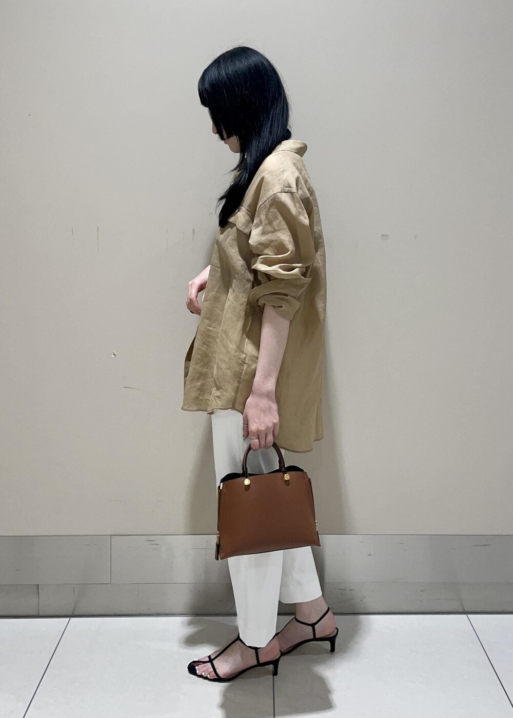 「ハンドバッグ、ベージュ、ブラウス、シアー、ホワイト、パンツ、テーパード、九分丈、センタープレス、サンダル、ヒール、ROPÉ、ÉPOR、Y BAG、通勤」｜「E'PORの【E'POR】 Y BAG Mini（サイドジップミニショルダーバッグ）/一部WEB限定（ハンドバッグ、ブラウン系）」を使った、mm＊さん（レディース・161cm）の夏コーディネートの2枚目の写真