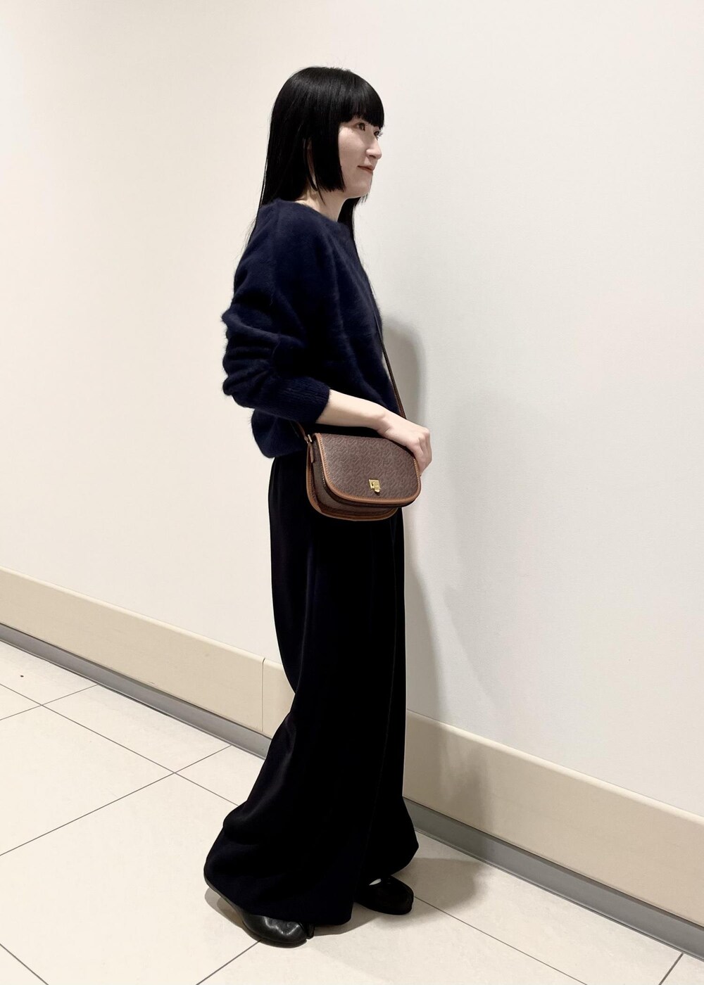 「ショルダーバッグ、モノグラム、ニット、長袖、ネイビー、クルーネック、パンツ、十分丈、ハイウエスト、Knit 2023、ROPÉ、MONOGRAM BAG、オフィスカジュアル、きれいめカジュアル、お出かけ」｜「ROPE'の【雑誌掲載】RPフォルドロックメタルフラップショルダー（ショルダーバッグ、ブラウン系）」を使った、mm＊さん（レディース・161cm）の秋コーディネートの2枚目の写真