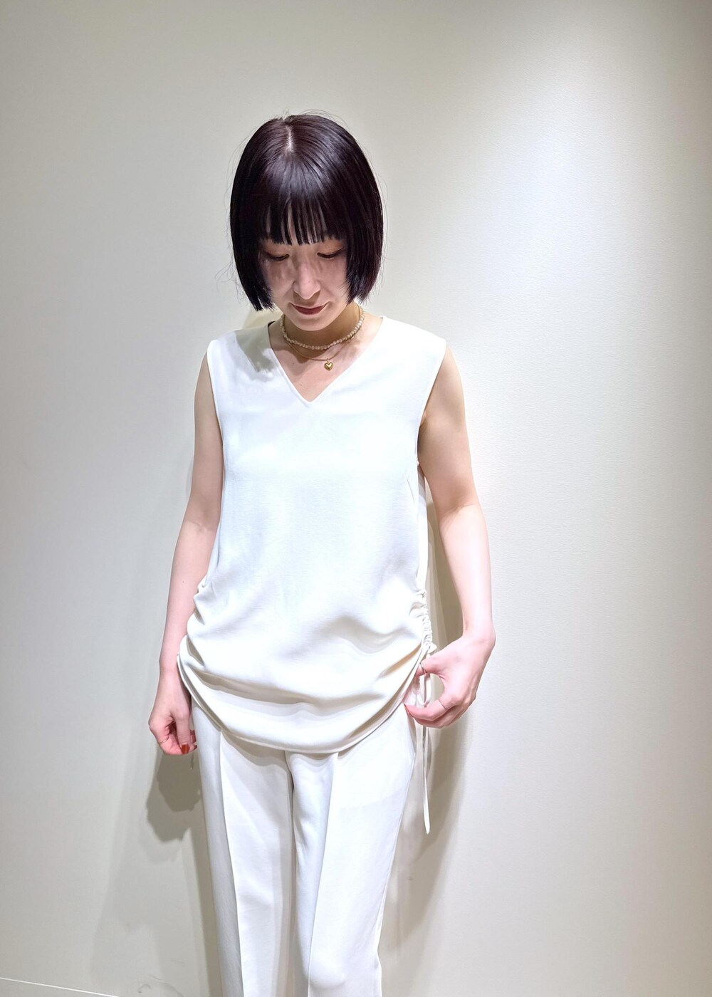 「夏コーデ、お仕事コーデ、女子会コーデ、パンツスタイル、ワントーンコーデ、ROPÉ、ウェーブ、ブルべ冬、混合、トップス、シャツ/ブラウス、パンツ、バッグ、トートバッグ、GGH75050」｜「E'PORの【E'POR】Y BAG Large【通勤】【A4対応】【25AW】（トートバッグ、グリーン系）」を使った、mm＊さん（レディース・161cm）の夏コーディネートの6枚目の写真