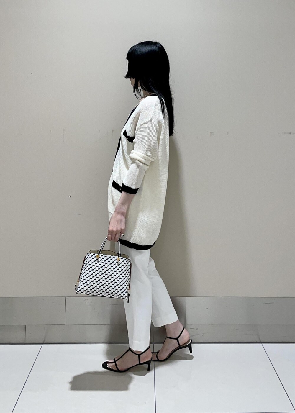 「ホワイト、ショルダーバッグ、ミニ、ニット、パンツ、テーパード、サンダル、ヒール、ROPÉ、ÉPOR、Y BAG、MONOGRAM BAG、カーディガン、セール、通勤」｜「ROPE'のナロークロスストラップヒールサンダル（サンダル、ブラック系）」を使った、mm＊さん（レディース・161cm）の夏コーディネートの2枚目の写真