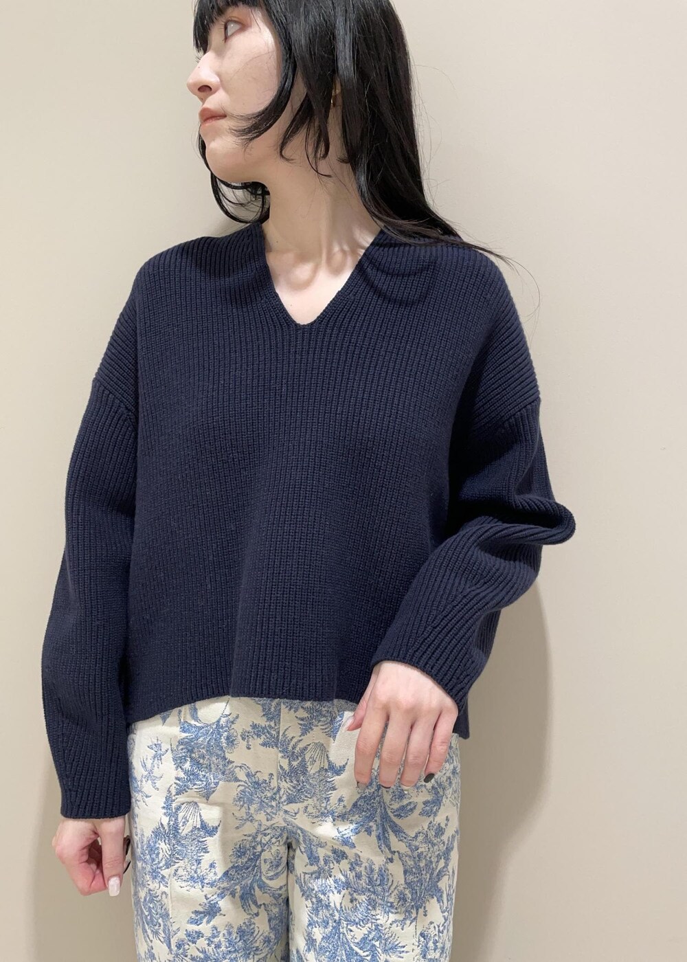 「ショルダーバッグ、ハンドバッグ、グリーン、ミニ、巾着、ミント、ライトグリーン、ワンハンドル、プルオーバー、ニット、長袖、ネイビー、Vネック、ホワイト、パンツ」｜「ROPE'のレザーポインテッドパンプス（パンプス、ベージュ系）」を使った、mm＊さん（レディース・161cm）の冬コーディネートの6枚目の写真