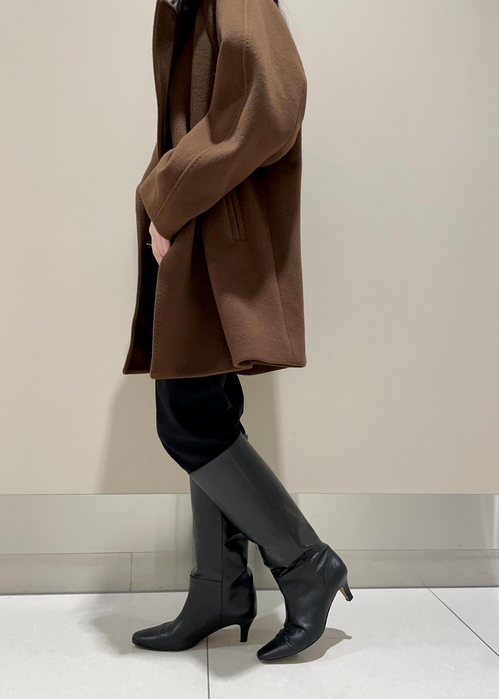「Winter Coat 2023、コート、ブーツ、ヒール、ロングブーツ、Knit 2023、ROPÉ、ÉPOR、Y BAG、カットソー、Tシャツ、冬コート、パンツ、通勤、オフィスカジュアル」｜「E'PORの【新色追加】【E'POR】 Y BAG Mini（サイドジップミニショルダーバッグ）（ハンドバッグ、ホワイト系）」を使った、mm＊さん（レディース・161cm）の秋コーディネートの6枚目の写真