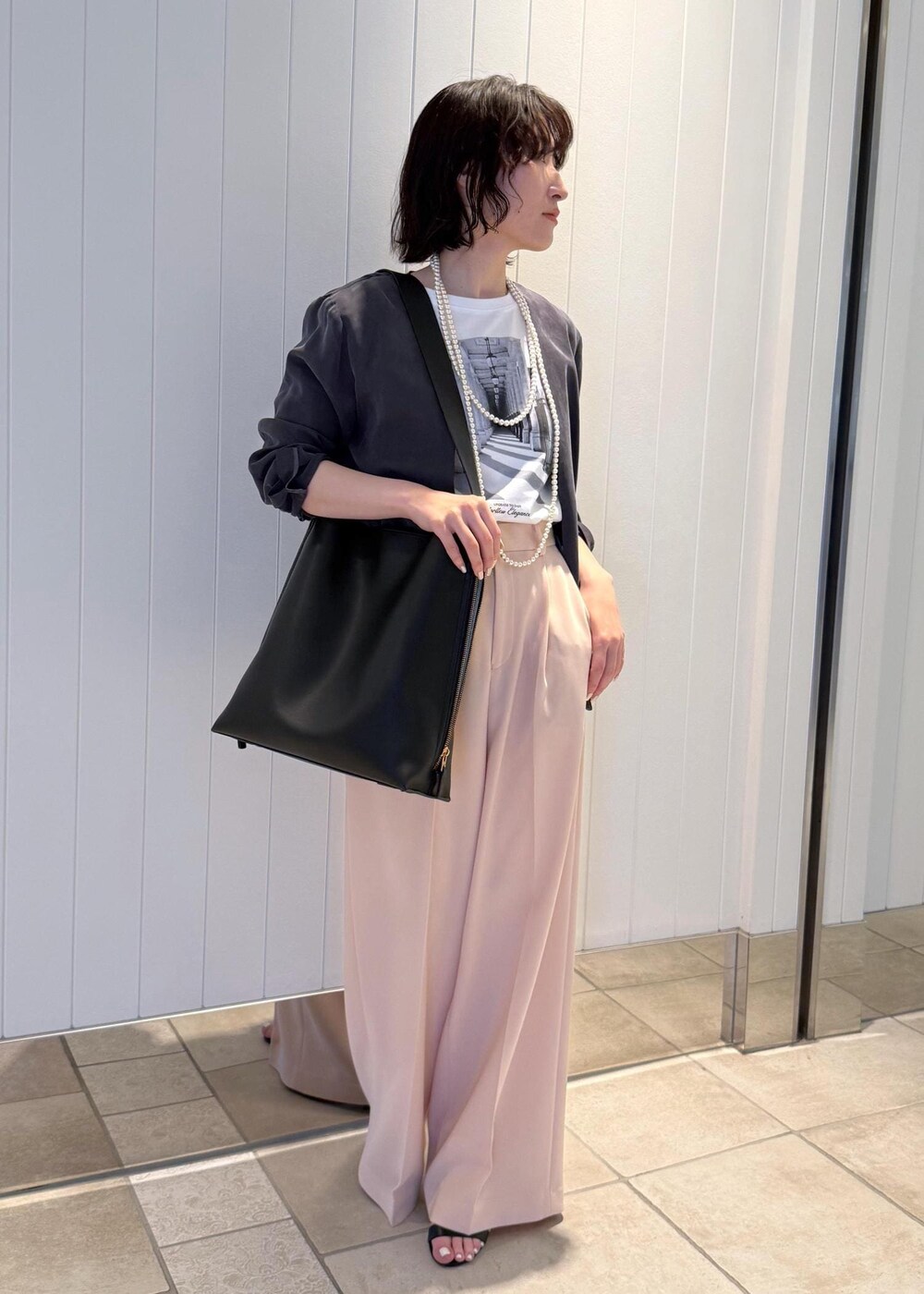 「春コーデ、初夏コーデ、お仕事コーデ、お出かけコーデ、大人カジュアル、パンツスタイル、体型カバー、ROPÉ、ウェーブ、ブルべ冬、混合、トップス、Tシャツ/カットソー、ジャケット/アウター、ノーカラージャケット」｜「E'PORの【A4対応】【通勤】【E'POR】Y BAG Shoulder Large（サイドジップショルダーバッグ）【WEB限定/一部店舗限定】【雑誌掲載】（ショルダーバッグ、ブラック系）」を使った、mm＊さん（レディース・161cm）の春コーディネートの2枚目の写真