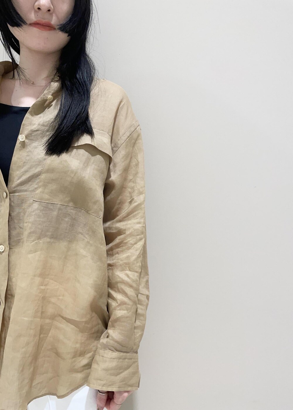 「ハンドバッグ、ベージュ、ブラウス、シアー、ホワイト、パンツ、テーパード、九分丈、センタープレス、サンダル、ヒール、ROPÉ、ÉPOR、Y BAG、通勤」｜「E'PORの【E'POR】 Y BAG Mini（サイドジップミニショルダーバッグ）/一部WEB限定（ハンドバッグ、ブラウン系）」を使った、mm＊さん（レディース・161cm）の夏コーディネートの8枚目の写真