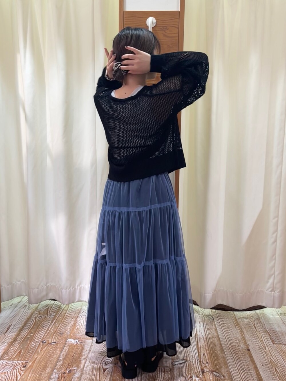 ブラック系のカーディガン/ボレロ、グレー系のタンクトップ、ブルー系のスカートを着用したレディースの夏コーディネートの2枚目の写真