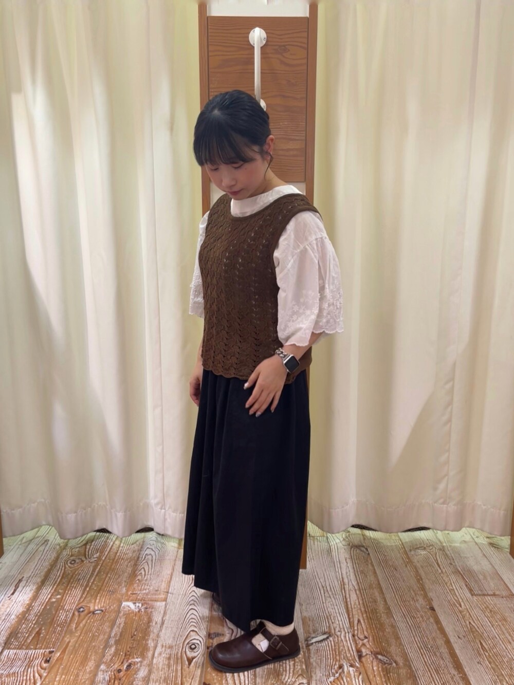 ホワイト系のシャツ/ブラウス、ブラック系のその他パンツ、ブラウン系のドレスシューズを着用したレディースの夏コーディネートの2枚目の写真