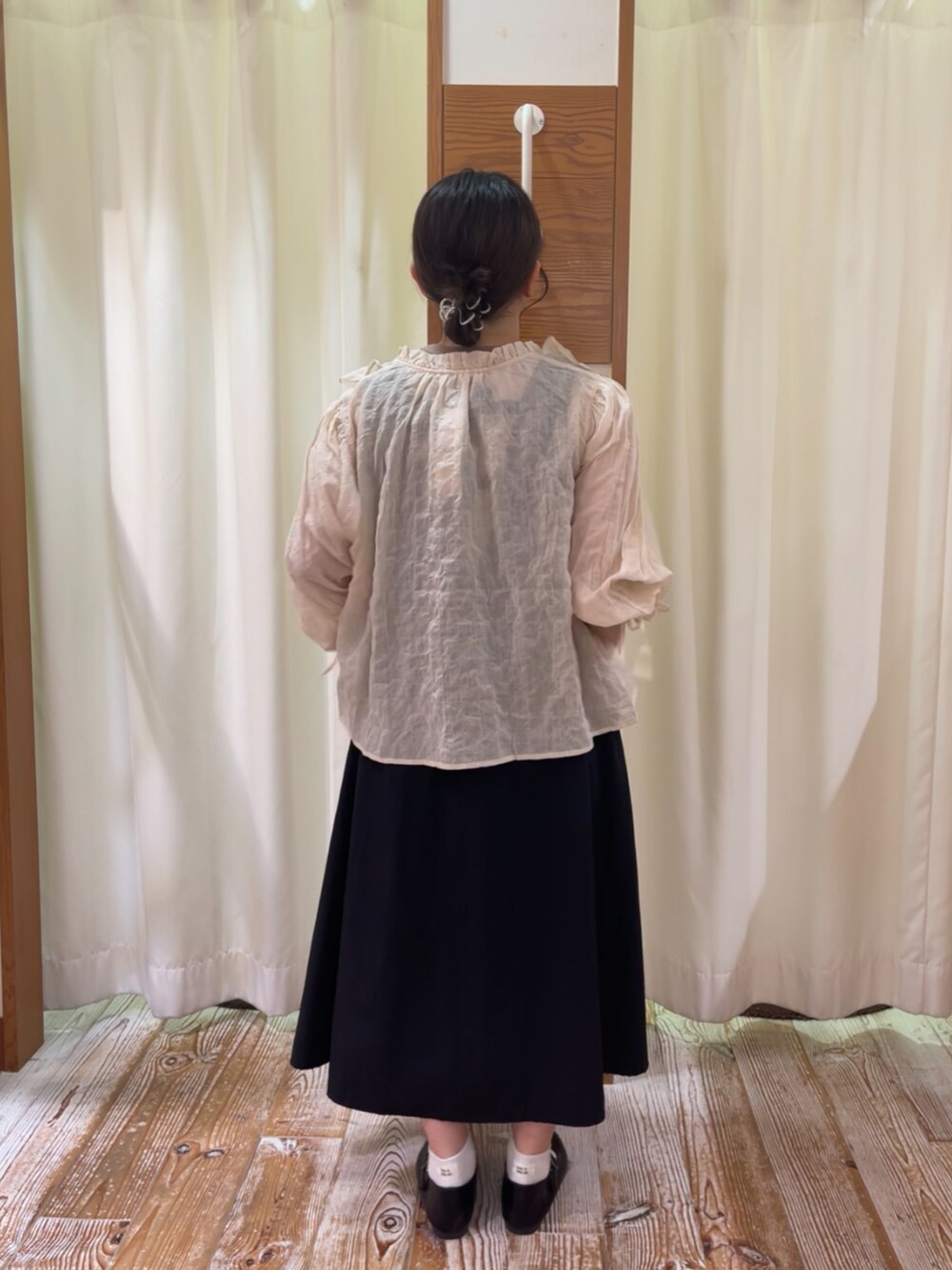 ブラック系のワンピース、ブラック系のドレスシューズ、ホワイト系のシャツ/ブラウスを着用したレディースの夏コーディネートの2枚目の写真