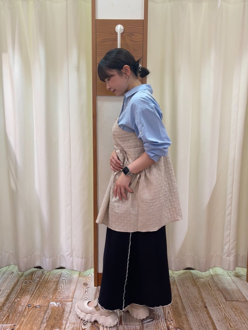 ブルー系のシャツ/ブラウス、ベージュ系のチュニック、ブラック系のスカートを着用したレディースの夏コーディネートの2枚目の写真