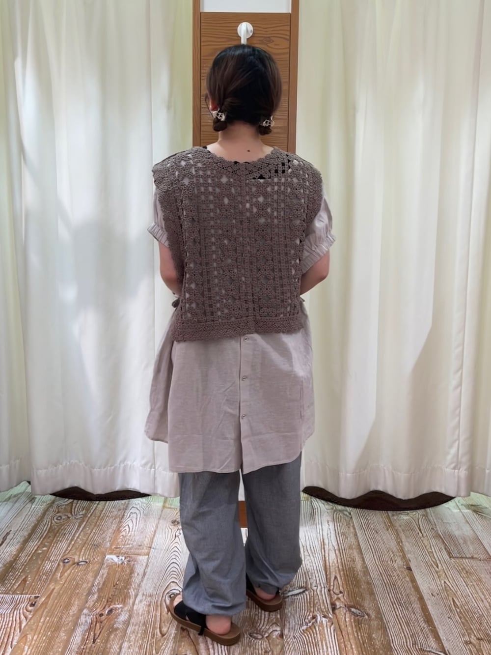 ブラック系のタンクトップ、ブラウン系のベスト、ブラック系のその他パンツを着用したレディースの夏コーディネートの3枚目の写真