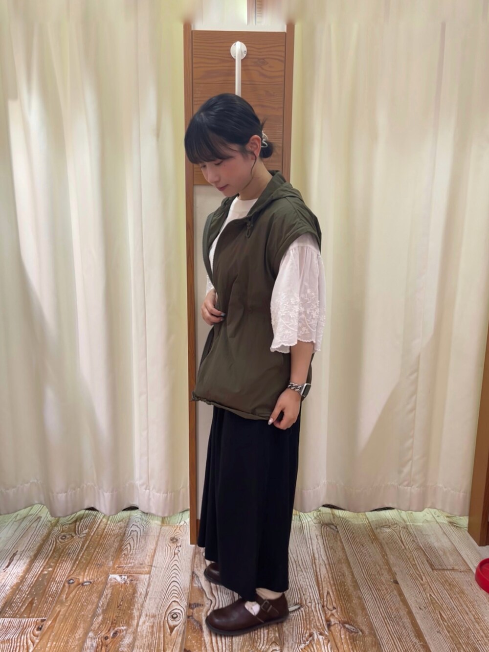 ホワイト系のシャツ/ブラウス、ブラック系のその他パンツ、ブラウン系のドレスシューズを着用したレディースの夏コーディネートの2枚目の写真