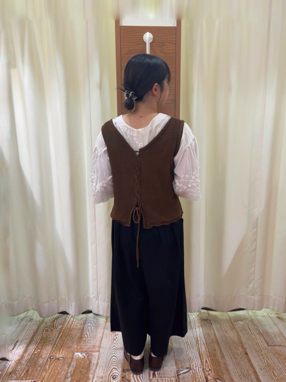 ホワイト系のシャツ/ブラウス、ブラック系のその他パンツ、ブラウン系のドレスシューズを着用したレディースの夏コーディネートの3枚目の写真
