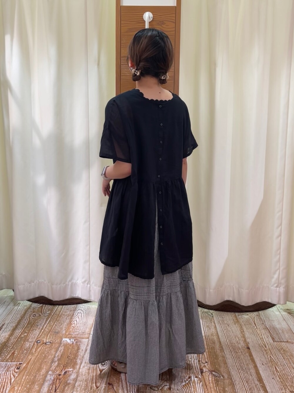 ブラック系のシャツ/ブラウス、ブラック系のタンクトップ、ブラック系のスカートを着用したレディースの夏コーディネートの2枚目の写真