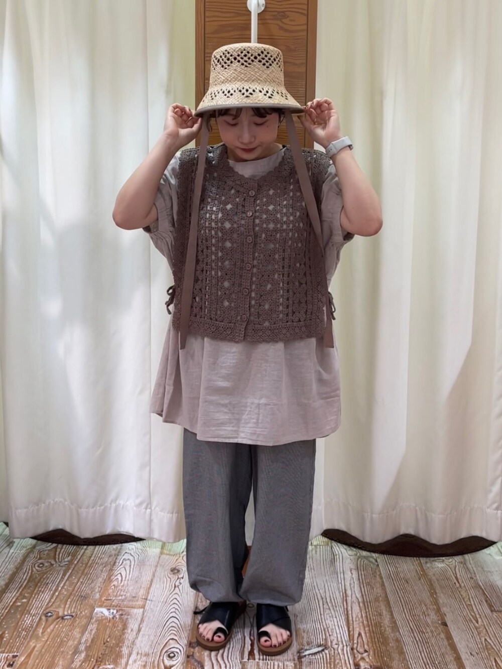 ブラック系のタンクトップ、ブラウン系のベスト、ブラック系のその他パンツを着用したレディースの夏コーディネートの2枚目の写真