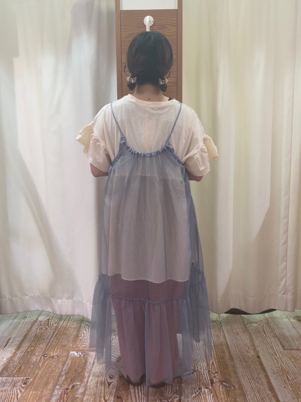 グレー系のワンピース、ピンク系のその他パンツ、ベージュ系のサンダルを着用したレディースの夏コーディネートの2枚目の写真