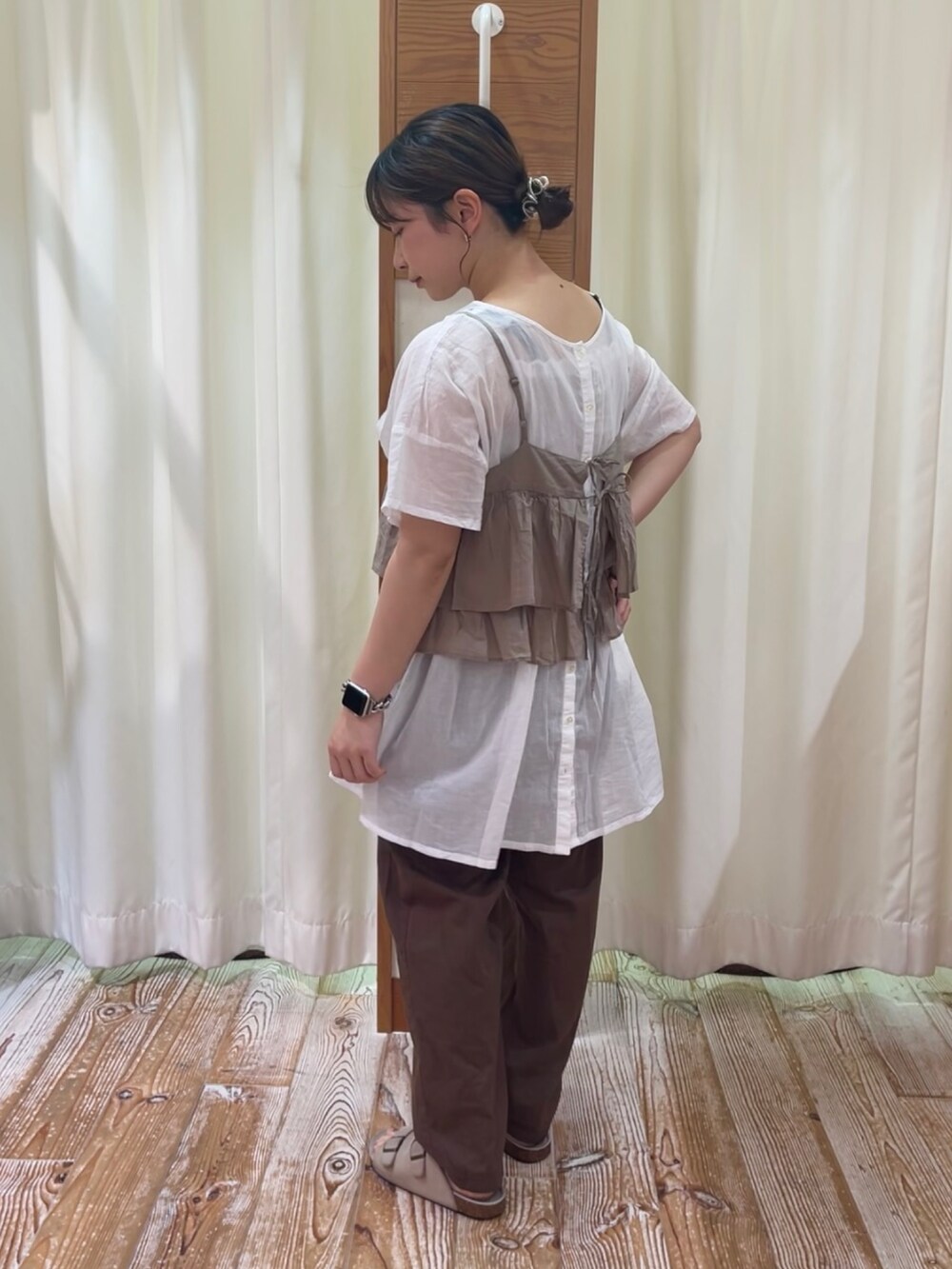 ベージュ系のシャツ/ブラウス、ホワイト系のシャツ/ブラウス、ブラウン系のその他パンツを着用したレディースの夏コーディネートの2枚目の写真