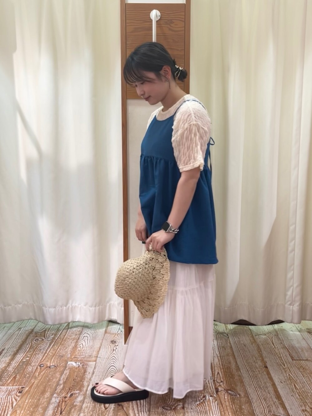 ホワイト系のTシャツ/カットソー、ホワイト系のスカート、ブルー系のチュニックを着用したレディースの夏コーディネートの2枚目の写真