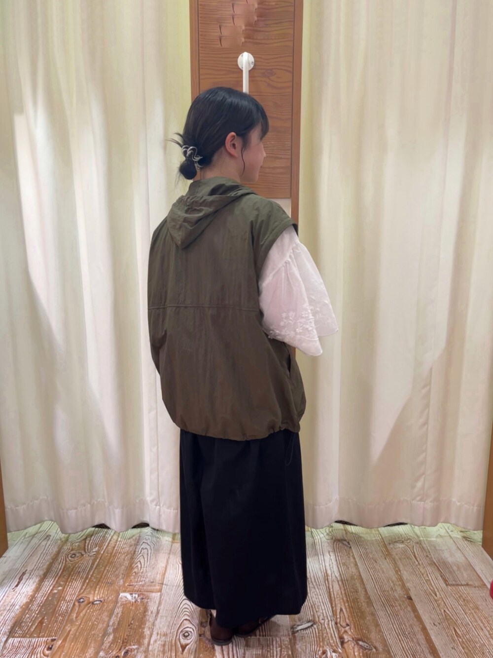 ホワイト系のシャツ/ブラウス、ブラック系のその他パンツ、ブラウン系のドレスシューズを着用したレディースの夏コーディネートの3枚目の写真