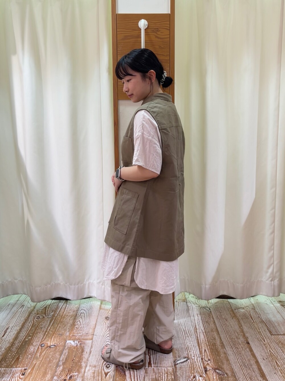 ベージュ系のチュニック、ベージュ系のカーゴパンツ、ベージュ系のサンダルを着用したレディースの夏コーディネートの2枚目の写真