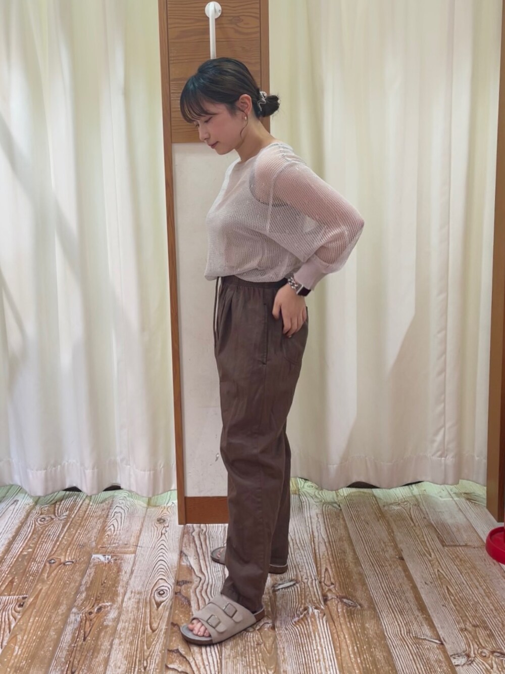 ベージュ系のサンダル、ブラウン系のその他パンツ、ベージュ系のカーディガン/ボレロを着用したレディースの夏コーディネートの2枚目の写真