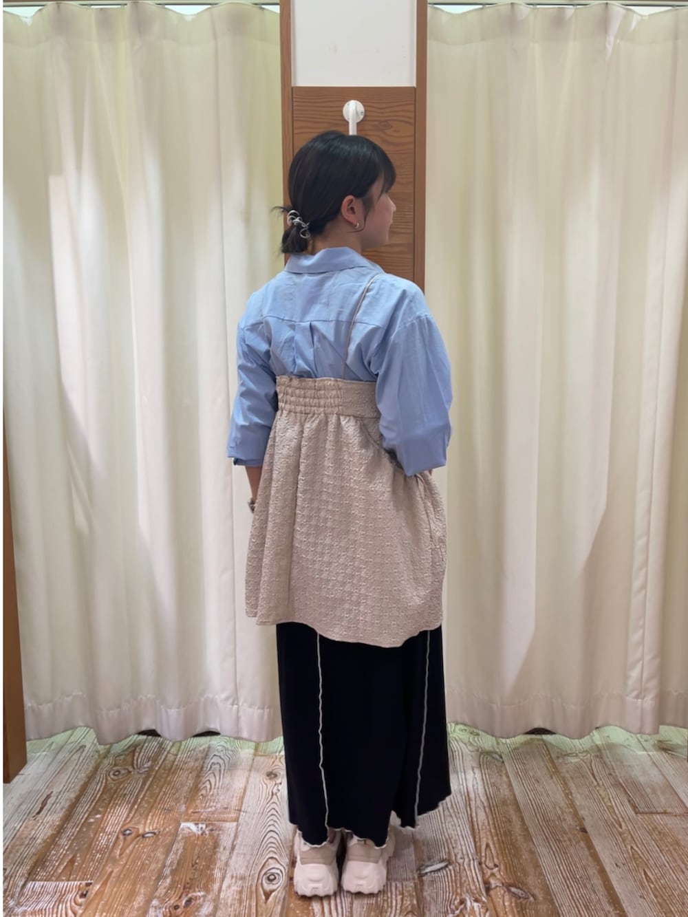 ブルー系のシャツ/ブラウス、ベージュ系のチュニック、ブラック系のスカートを着用したレディースの夏コーディネートの3枚目の写真