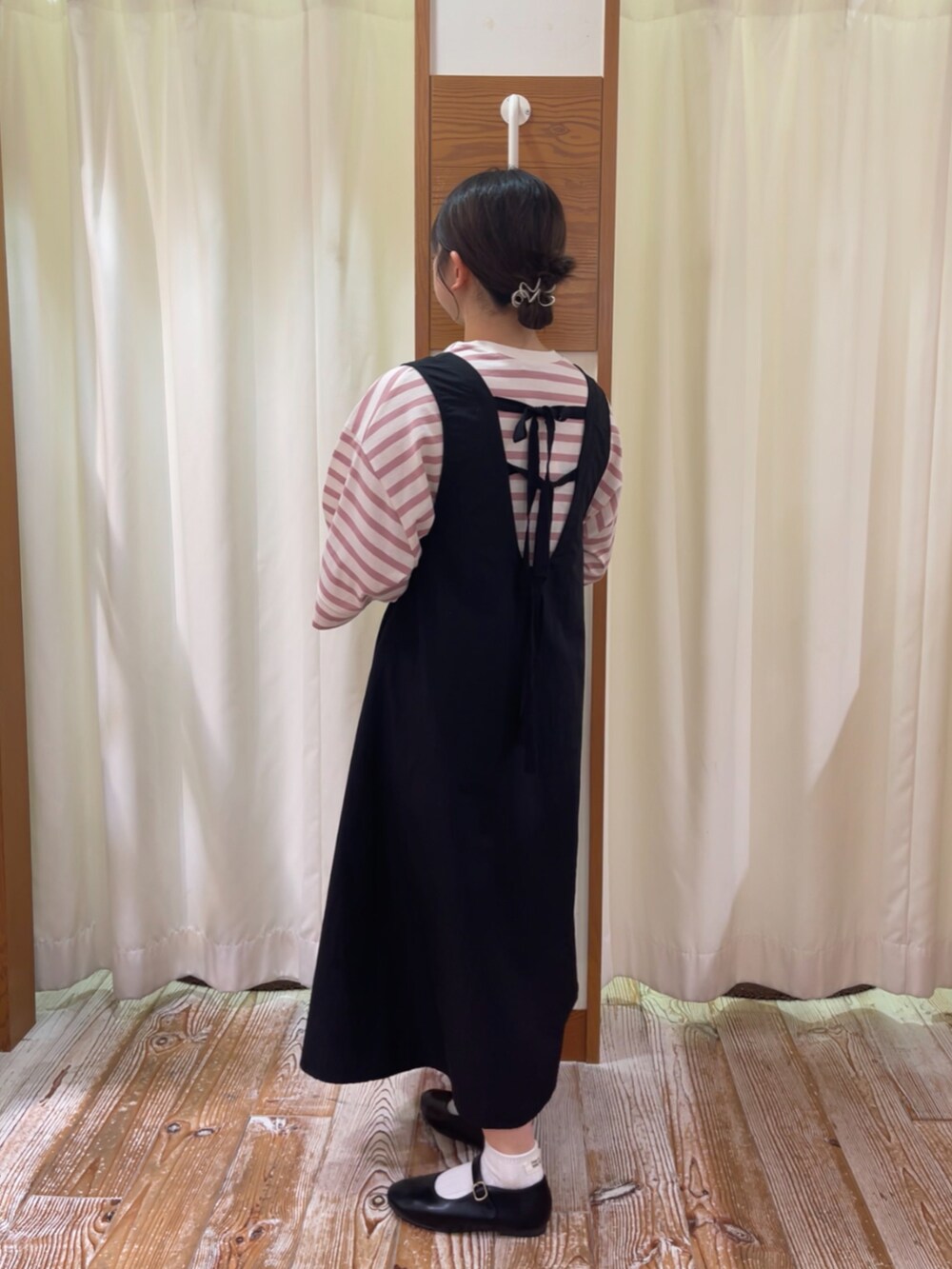 ブラック系のワンピース、ピンク系のTシャツ/カットソー、ブラック系のドレスシューズを着用したレディースの夏コーディネートの2枚目の写真