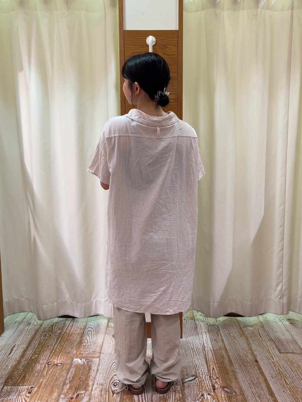 ベージュ系のカーゴパンツ、ベージュ系のサンダル、ベージュ系のチュニックを着用したレディースの夏コーディネートの2枚目の写真