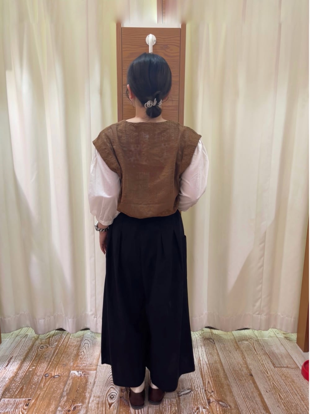 イエロー系のシャツ/ブラウス、ブラック系のその他パンツ、ブラウン系のドレスシューズを着用したレディースの夏コーディネートの2枚目の写真
