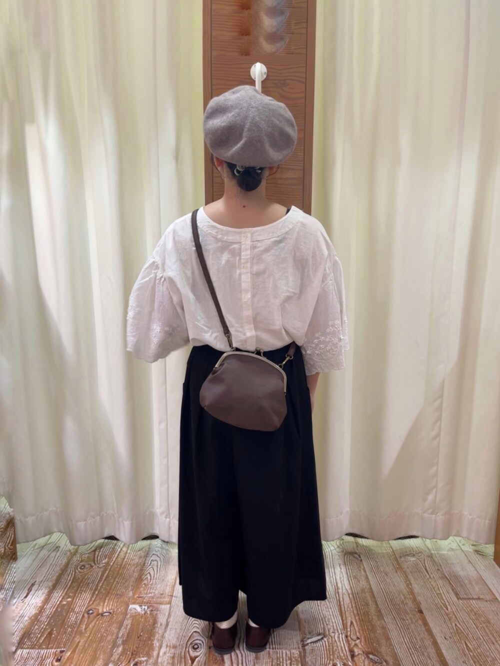 ホワイト系のシャツ/ブラウス、ブラック系のその他パンツ、ブラウン系のドレスシューズを着用したレディースの夏コーディネートの2枚目の写真