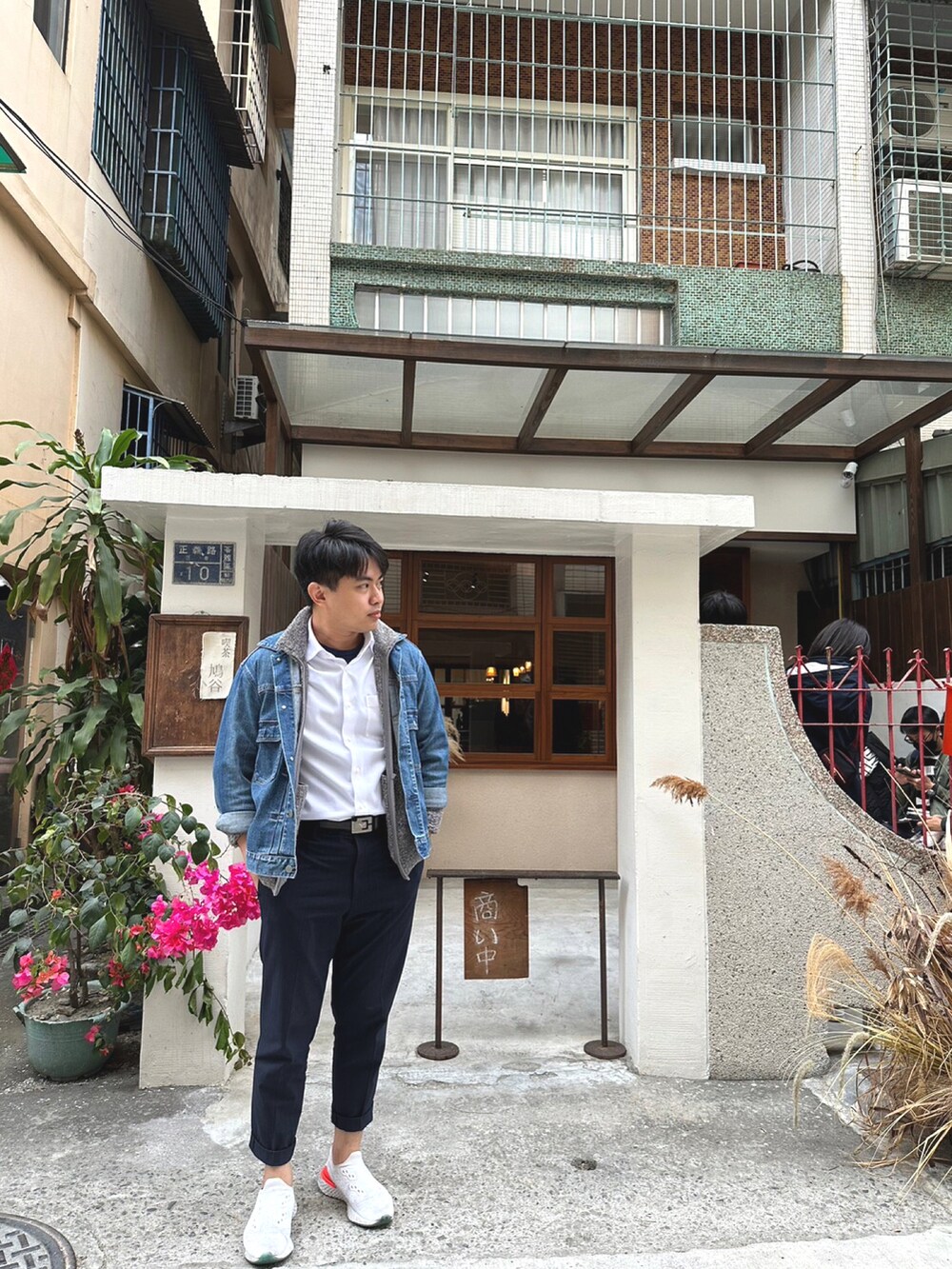 ブルー系のデニムジャケット、ブルー系のシャツ/ブラウス、ブラック系のスラックスを着用したメンズの春コーディネートの2枚目の写真