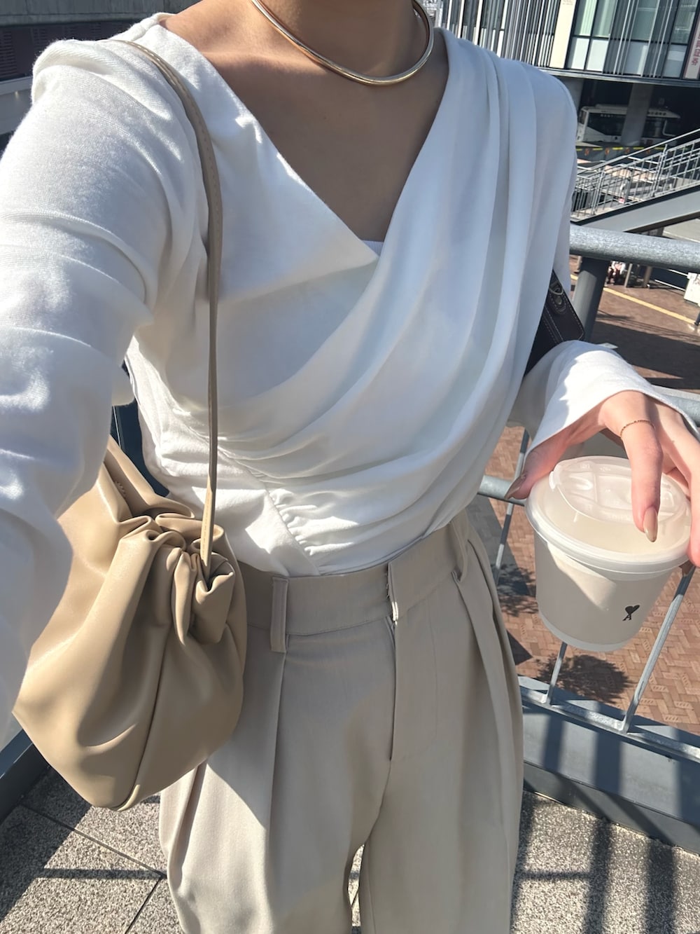 ベージュ系のTシャツ/カットソー、ベージュ系のその他パンツ、ベージュ系のショルダーバッグを着用したレディースの冬コーディネートの3枚目の写真