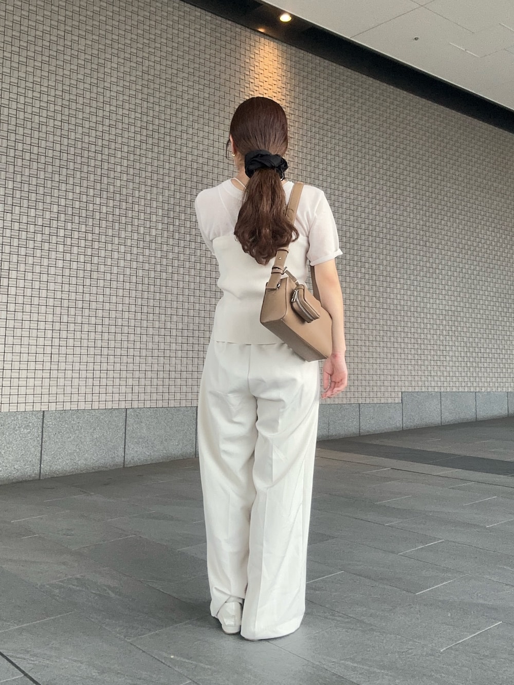 ベージュ系のショルダーバッグ、ホワイト系のその他パンツ、ホワイト系のパンプスを着用したレディースの春コーディネートの2枚目の写真