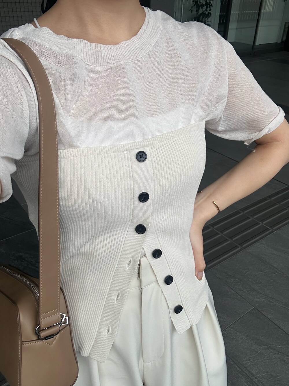 ベージュ系のショルダーバッグ、ホワイト系のその他パンツ、ホワイト系のパンプスを着用したレディースの春コーディネートの3枚目の写真