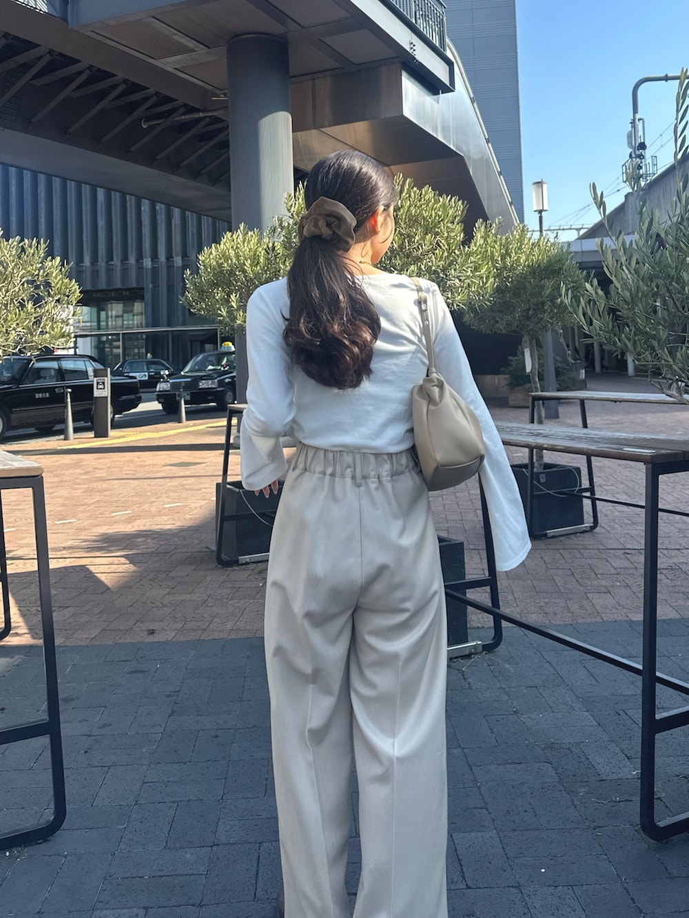 ベージュ系のTシャツ/カットソー、ベージュ系のその他パンツ、ベージュ系のショルダーバッグを着用したレディースの冬コーディネートの6枚目の写真