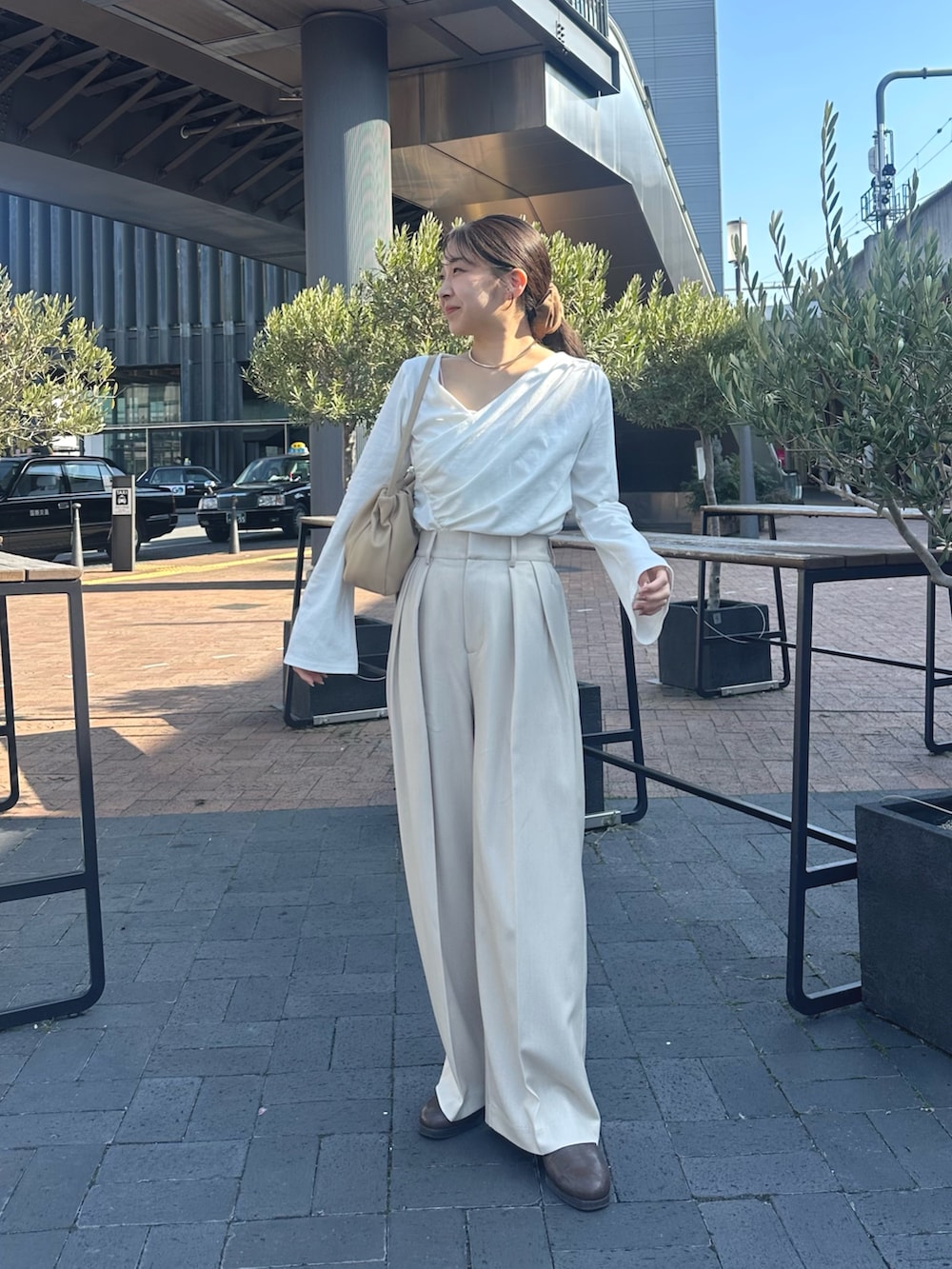 ベージュ系のTシャツ/カットソー、ベージュ系のその他パンツ、ベージュ系のショルダーバッグを着用したレディースの冬コーディネートの5枚目の写真