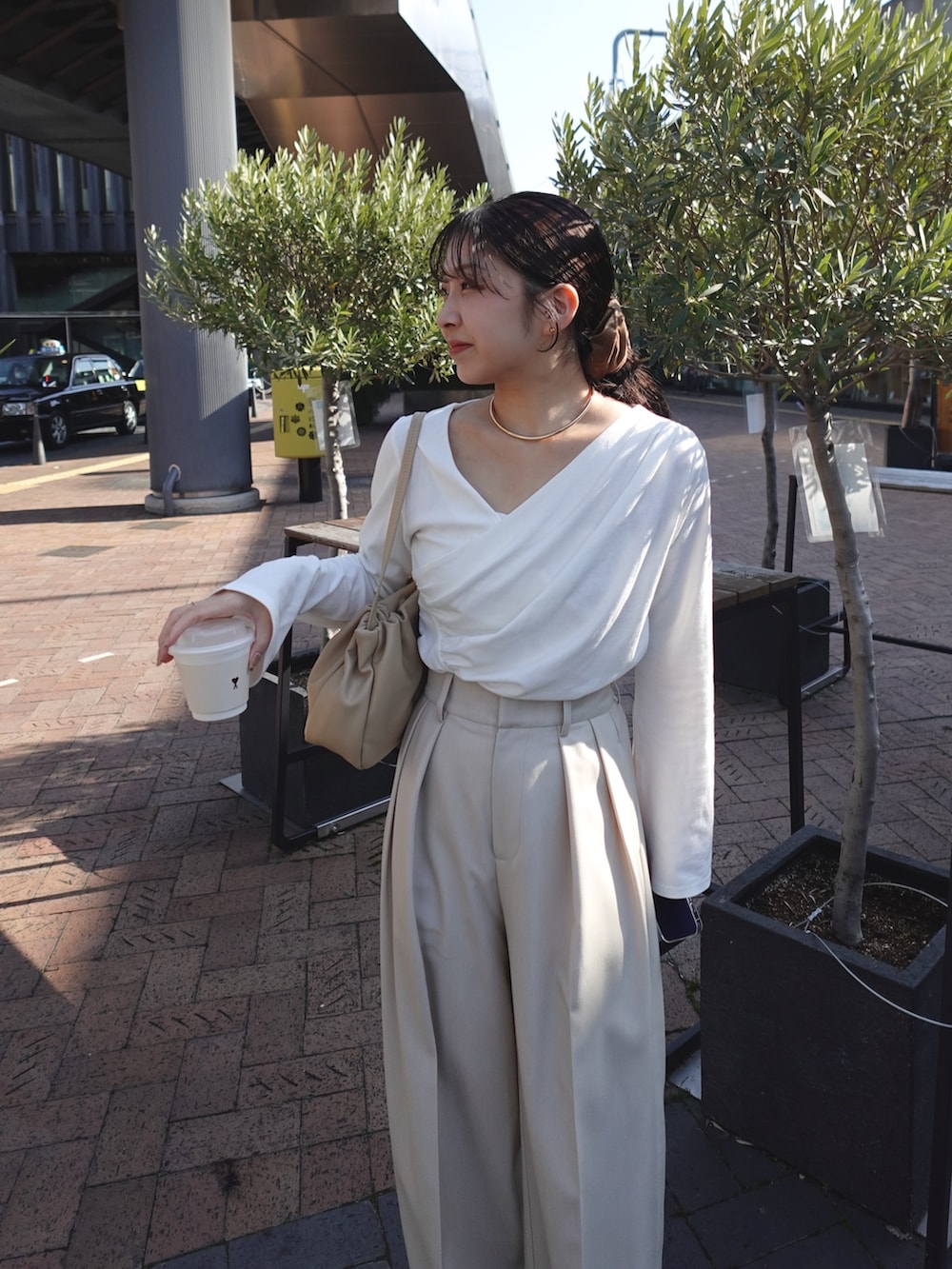 ベージュ系のTシャツ/カットソー、ベージュ系のその他パンツ、ベージュ系のショルダーバッグを着用したレディースの冬コーディネートの2枚目の写真