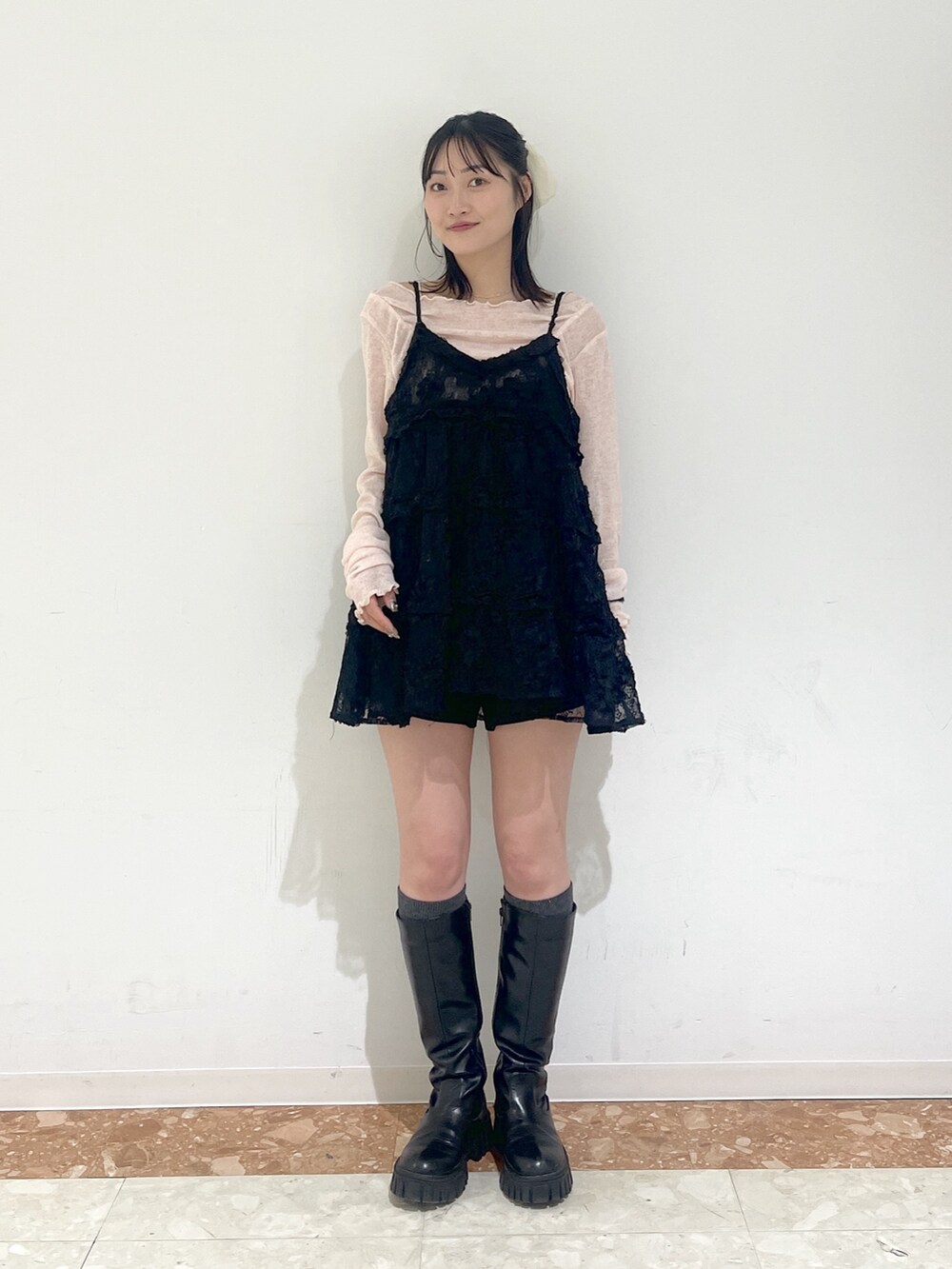 ピンク系のTシャツ/カットソー、ブラック系のワンピース、ベージュ系のトレンチコートを着用したレディースの春コーディネートの2枚目の写真