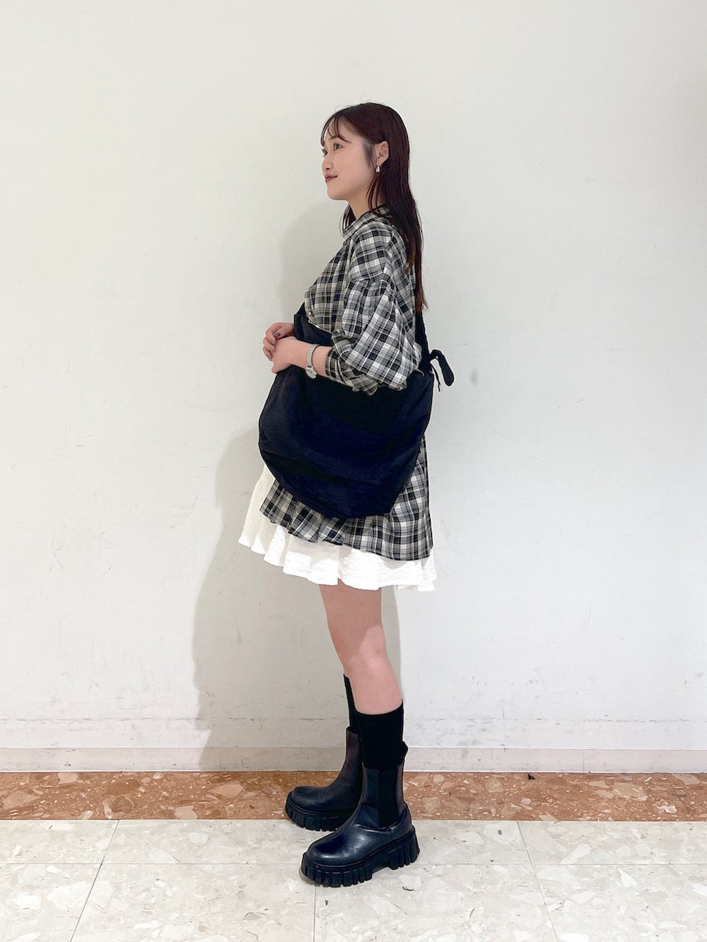 ホワイト系のその他パンツ、ブラック系のショルダーバッグ、ブラック系のシャツ/ブラウスを着用したレディースの春コーディネートの2枚目の写真