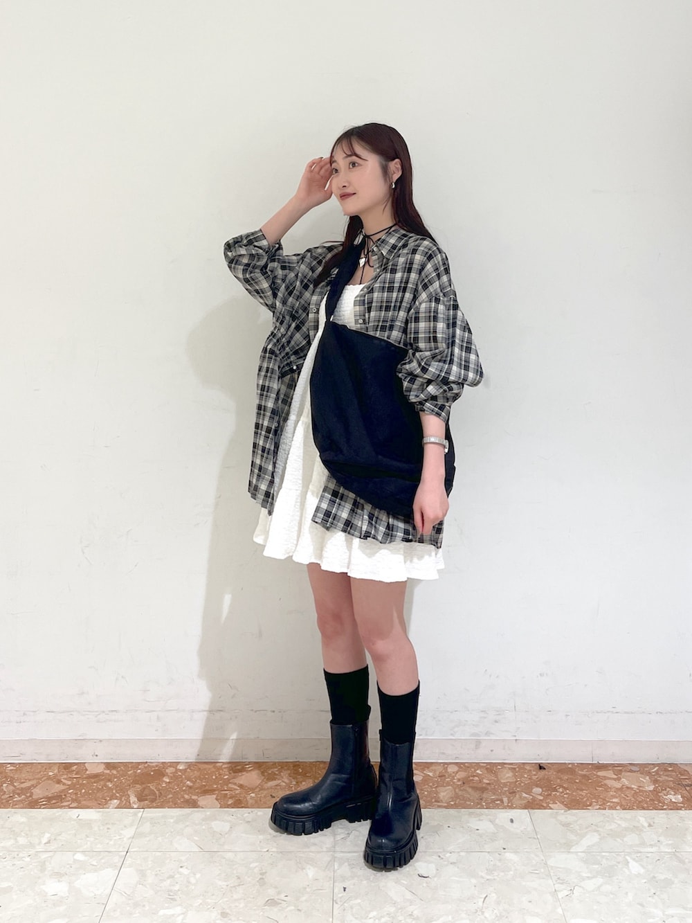 ホワイト系のその他パンツ、ブラック系のショルダーバッグ、ブラック系のシャツ/ブラウスを着用したレディースの春コーディネートの3枚目の写真