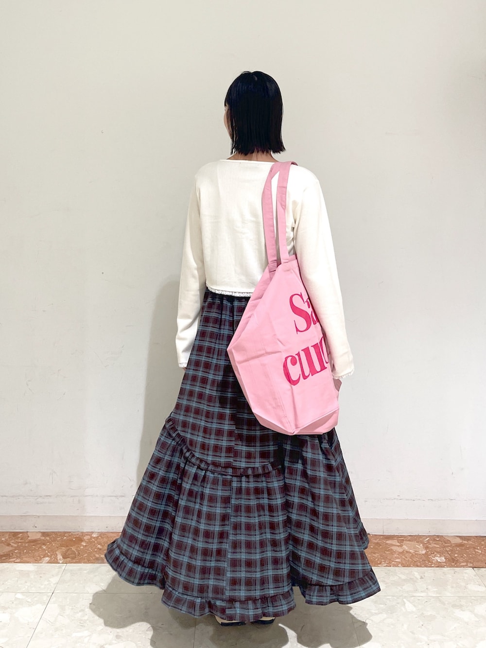 ブラウン系のワンピース、ホワイト系のTシャツ/カットソーを着用したレディースの秋コーディネートの2枚目の写真