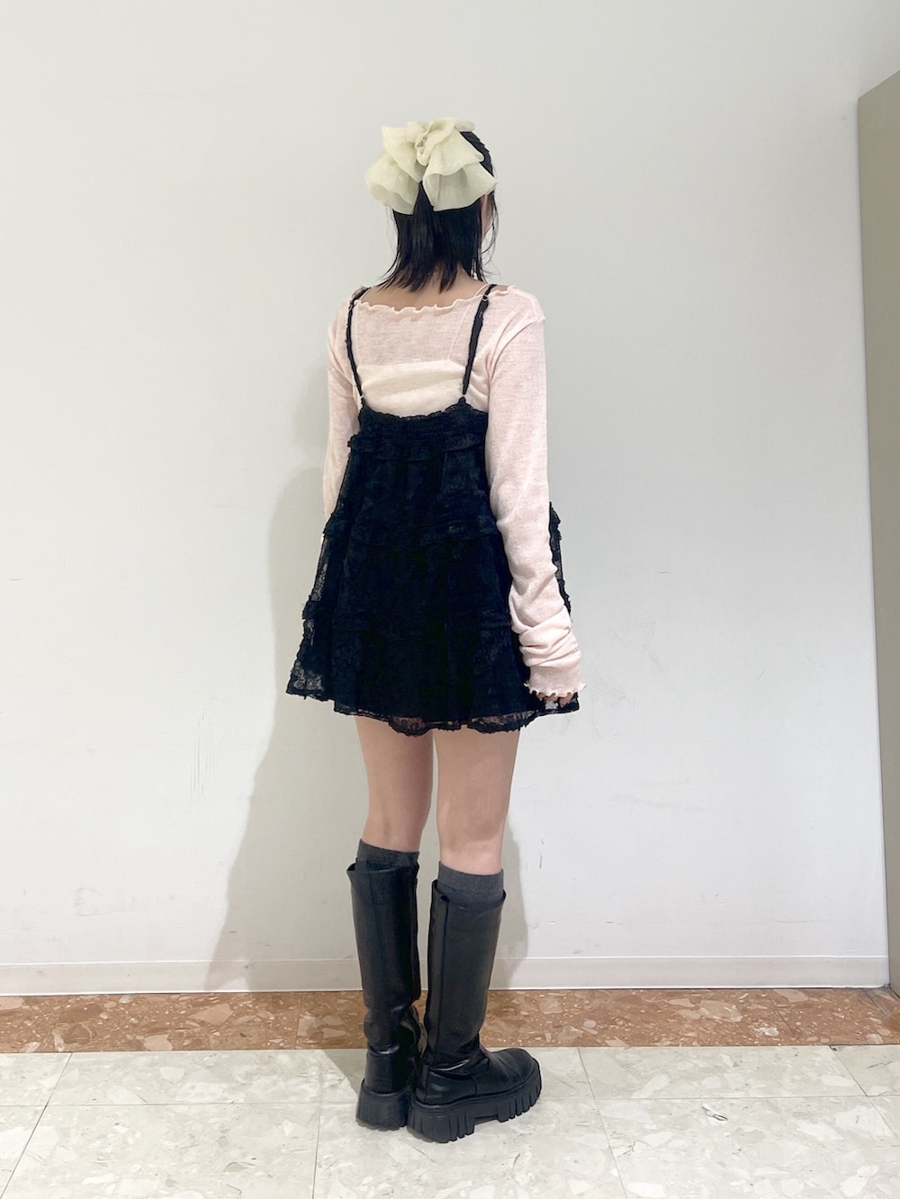 ピンク系のTシャツ/カットソー、ブラック系のワンピース、ベージュ系のトレンチコートを着用したレディースの春コーディネートの6枚目の写真