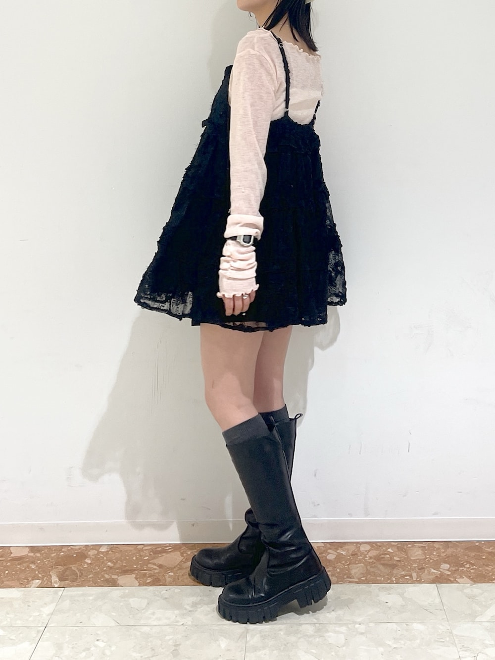 ピンク系のTシャツ/カットソー、ブラック系のワンピース、ベージュ系のトレンチコートを着用したレディースの春コーディネートの4枚目の写真