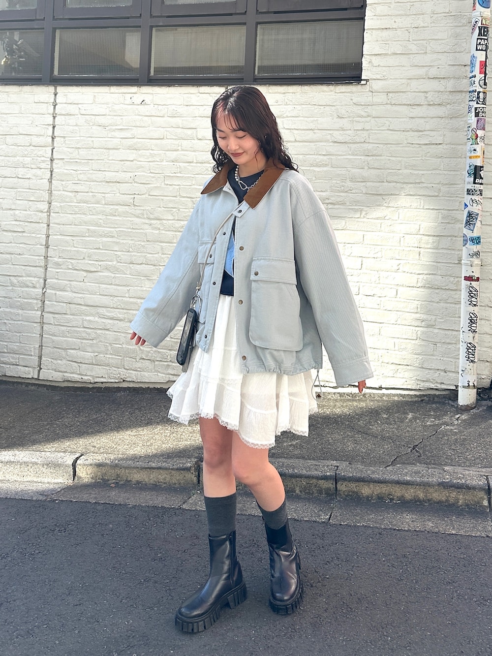 ブルー系のブルゾン、ホワイト系のスカート、ブルー系のTシャツ/カットソーを着用したレディースの春コーディネートの4枚目の写真