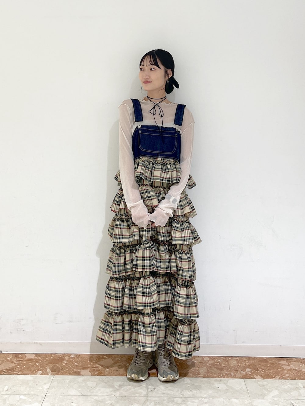 ベージュ系のジャンパースカート、ホワイト系のTシャツ/カットソーを着用したレディースの夏コーディネートの2枚目の写真