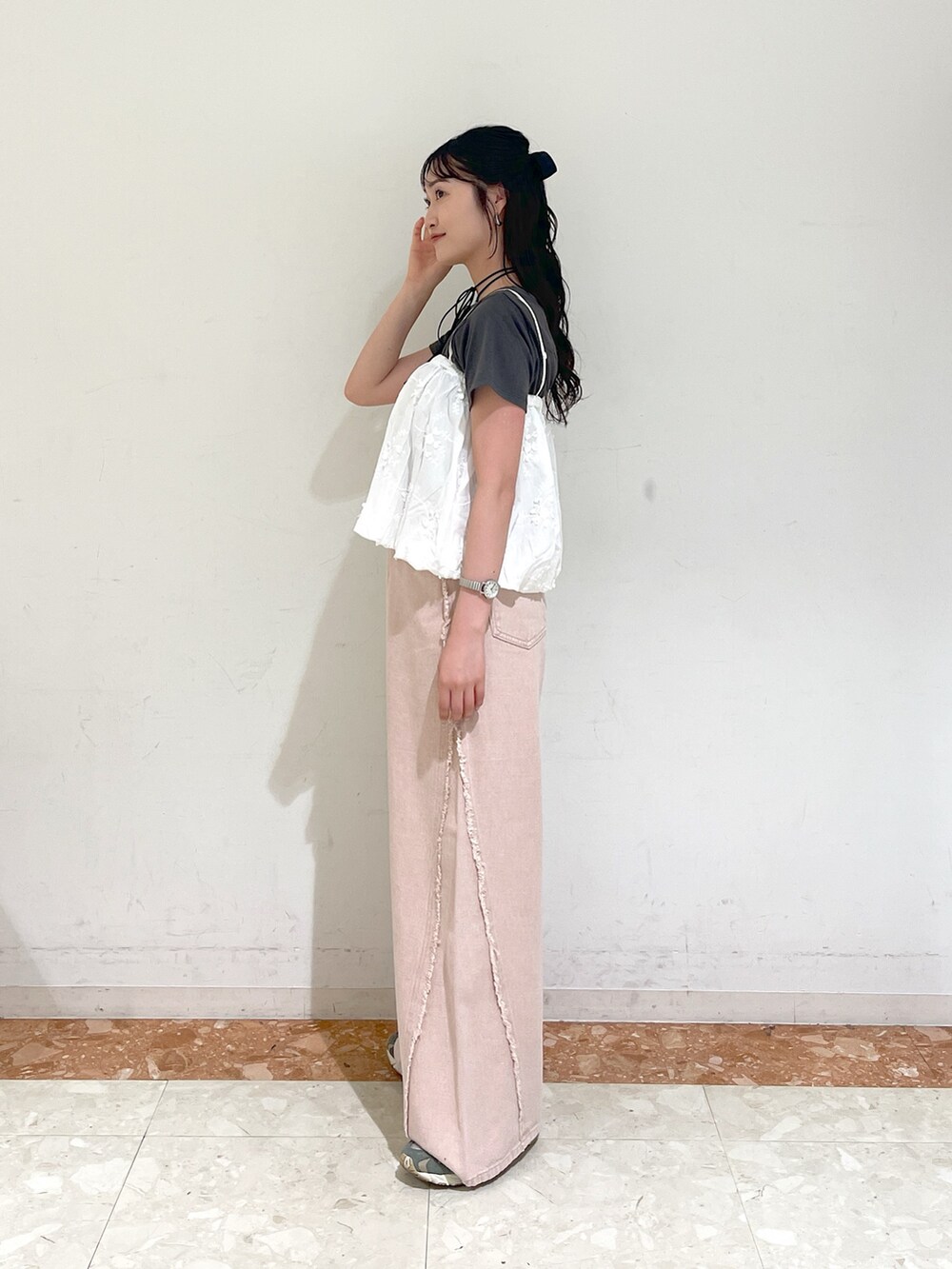 ホワイト系のキャミソール、ピンク系のデニムパンツ、グレー系のTシャツ/カットソーを着用したレディースの夏コーディネートの2枚目の写真