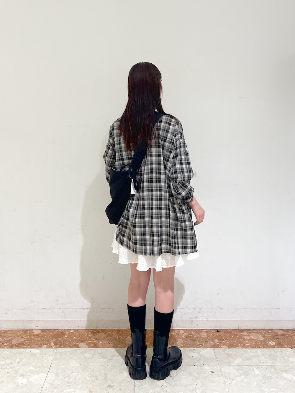 ホワイト系のその他パンツ、ブラック系のショルダーバッグ、ブラック系のシャツ/ブラウスを着用したレディースの春コーディネートの4枚目の写真