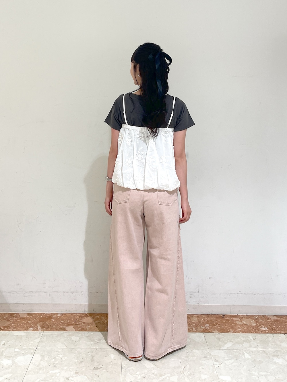 ホワイト系のキャミソール、ピンク系のデニムパンツ、グレー系のTシャツ/カットソーを着用したレディースの夏コーディネートの3枚目の写真