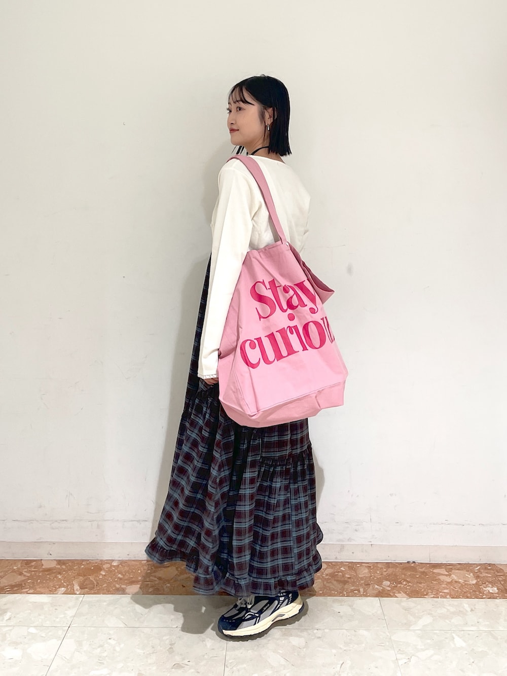 ブラウン系のワンピース、ホワイト系のTシャツ/カットソーを着用したレディースの秋コーディネートの3枚目の写真