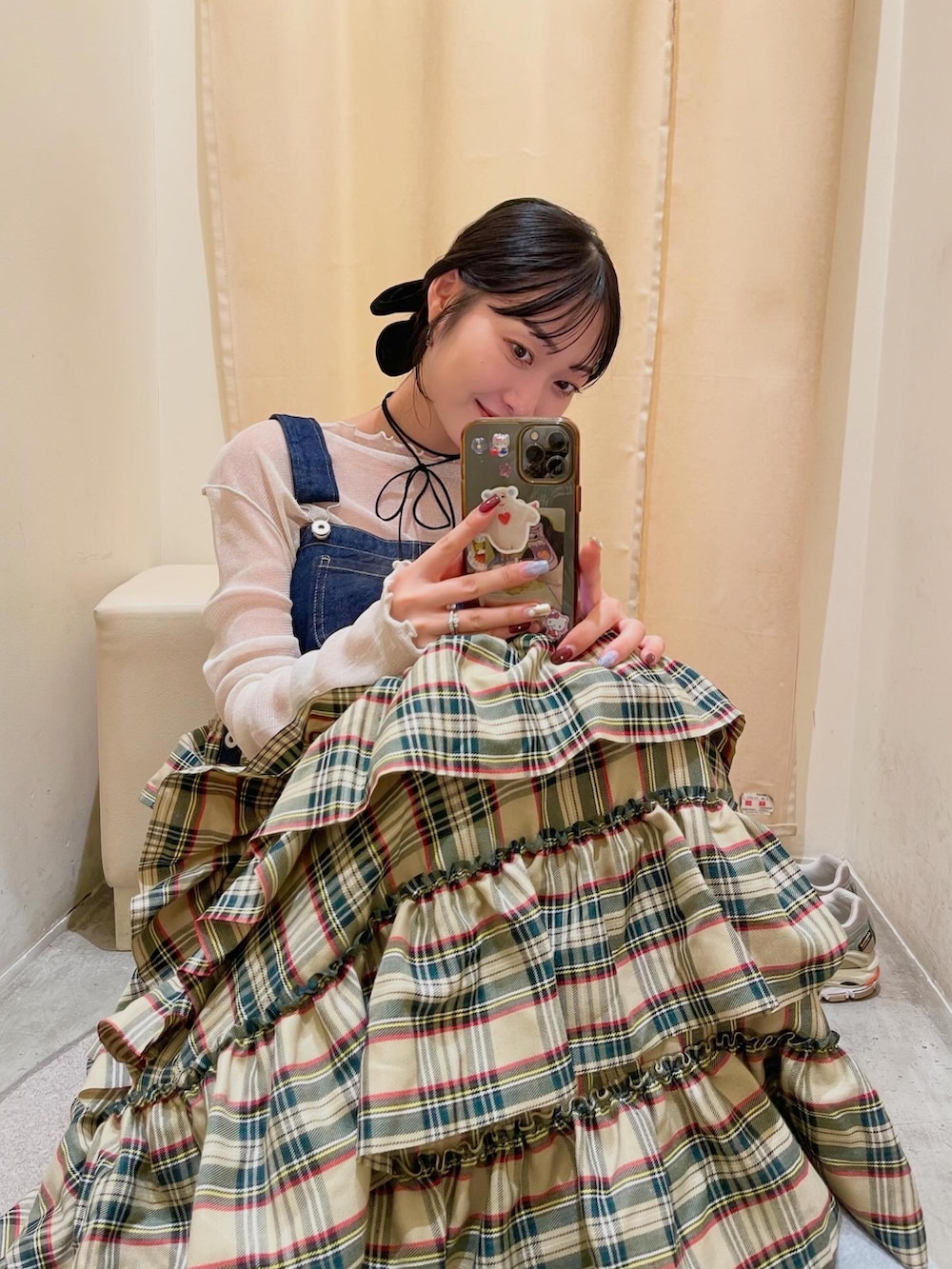 ベージュ系のジャンパースカート、ホワイト系のTシャツ/カットソーを着用したレディースの夏コーディネートの4枚目の写真
